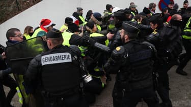 Gilets jaunes face aux forces de l'ordre, samedi 29 décembre dans le XVème arrondissement parisien.