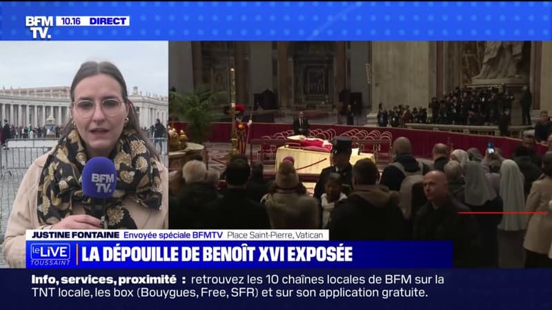 Les fidèles affluent sur la place Saint-Pierre pour voir la dépouille de Benoît XVI