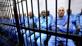 Les accusés assistent à l'audience. Abdallah Senoussi (1e rang, 2e à d.), l'ancien chef du renseignement militaire sous la dictature, condamné à mort le 28 juillet 2015.