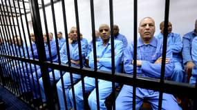 Les accusés assistent à l'audience. Abdallah Senoussi (1e rang, 2e à d.), l'ancien chef du renseignement militaire sous la dictature, condamné à mort le 28 juillet 2015.