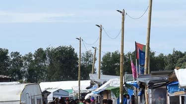 Une allée de la jungle de Calais le 15 juillet 2016.
