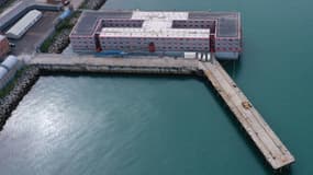 La barge d'hébergement de demandeurs d'asile Bibby Stockholm amarrée au quai du port de Portland, sur la côte sud-ouest du Royaume-Uni, le 7 août 2023.