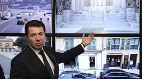 Christian Estrosi, ministre français de l'Industrie et maire de Nice, lors de l'inauguration du "centre de supervision urbain" qui reçoit en temps réel les images des caméras de surveillance de sa ville, en mars dernier. Christian Estrosi propose dans une