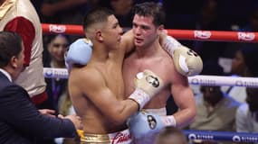 Le Mexicain Jaime Munguia (gants or), dans les bras du Français Bruno Surace (gants bleu), lors du combat revanche du 4 mai 2025