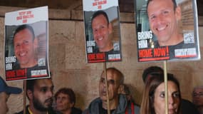 Des manifestants tenant des portraits de l'otage franco-israélien Ohad Yahalomi devant la résidence du premier ministre à Jérusalem le 2 mars 2024.