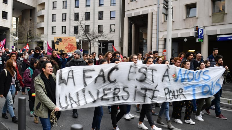 Des étudiants manifestent contre la loi de réforme de l'accès à l'université, le 4 avril 2018 à Marseille.