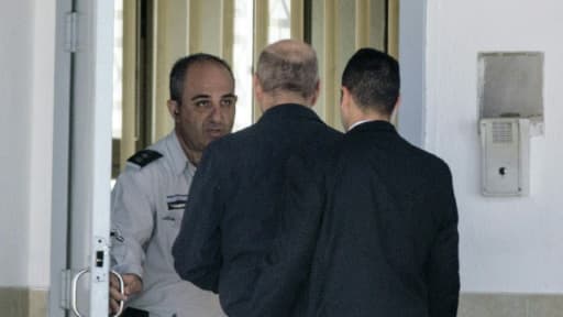 L'ex-Premier ministre israélien Ehud Olmert à son arrivée le 15 février 2016 à la prison de Maasiyahu à Ramle