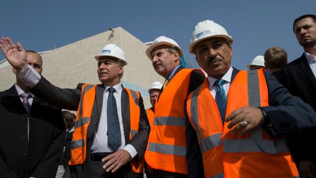 Johannes Hahn sur le chantier de construction de l'usine le 14 juin 2016.
