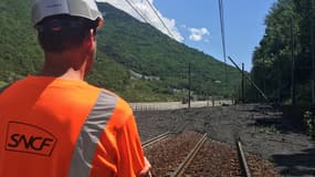 "Tant que la voie est ensevelie, on ne peut pas caractériser les travaux, il faut attendre de voir l'état des câbles, des rails", explique le directeur territorial adjoint SNCF Réseau.