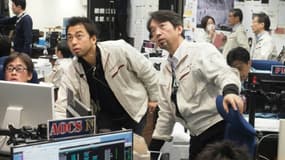 Des chercheurs de l'Agence spatiale japonaise (Jaxa) suivent le périple de la sonde Hayabusa2, le 22 février 2019 dans la salle de contrôle de Sagamihara