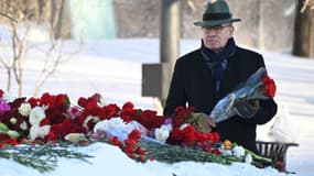 L'ambassadeur de France en Russie Pierre Levy se recueille devant la pierre de Solovki, en mémoire aux victimes de la répression politique, le 19 février 2024 à Moscou