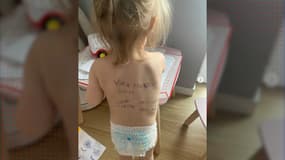 Une mère ukrainienne a écrit son numéro de téléphone au dos de sa fille au cas où la guerre les séparerait
