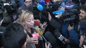 Sabine Kehm, la porte-parole de la famille Schumacher, lors d'une conférence express, devant le CHU de Grenoble, mercredi 1er janvier.