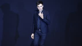 Hedi Slimane à la fin d'un défilé Saint Laurent le 1er octobre 2012 à Paris