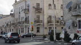 Sur cette photo de 2011, des voitures noires roulent encore sur les routes turkmènes. Elles sont interdites depuis le 1er janvier.