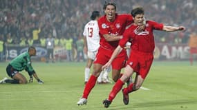 Milan Baroš avec Xabi Alonso lors de la finale de la Ligue des Champions en 2005.