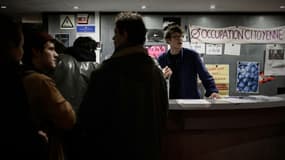 Des spectateurs attendent pour entrer dans le cinéma parisien d'art et d'essai la Clef, à Paris, en janvier 2020