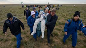 L’astronaute Donald Pettit après son atterrissage avec les cosmonautes de Roscosmos Alexey Ovchinin et Ivan Vagner à bord de leur vaisseau Soyouz MS-26 près de la ville de Zhezkazgan, au Kazakhstan, le 20 avril 2025. 