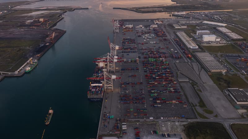Vue aérienne du port de Dunkerque.