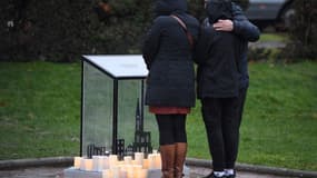 Des personnes se recueillent au mémorial dédié aux victimes de l'attaque du 11 décembre 2018 à Strasbourg, pendant la cérémonie de commémoration du 11 décembre 2019