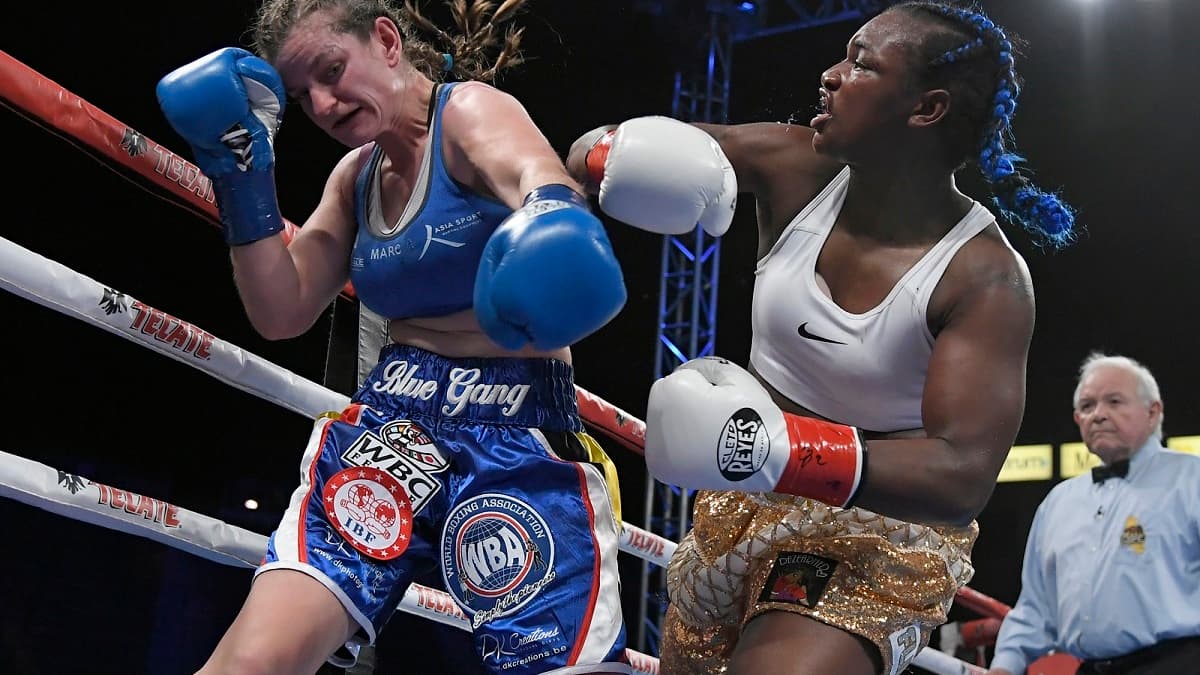 Claressa Shields (à droite) dans ses oeuvres sur le ring face à Femke Hermans en décembre 2018