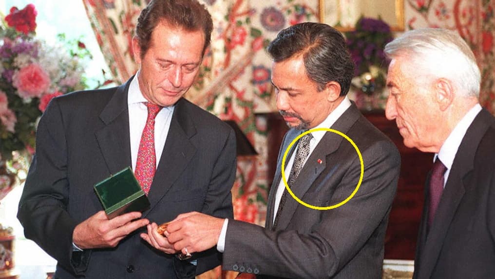 Au centre de la photo le sultan de Brunei, dont l'insigne de boutonière de la Grand'croix d'honneur est entourée en jaune.