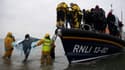 Des migrants arrivent sur une plage de Dungeness après avoir été secourus en mer par la RNLI pendant leur traversée de La Manche, le 24 novembre 2021 dans le sud-est de l'Angleterre.