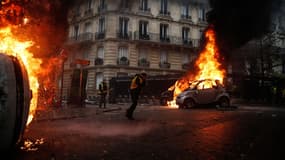 Des voitures en flammes à Paris, le 1er décembre.