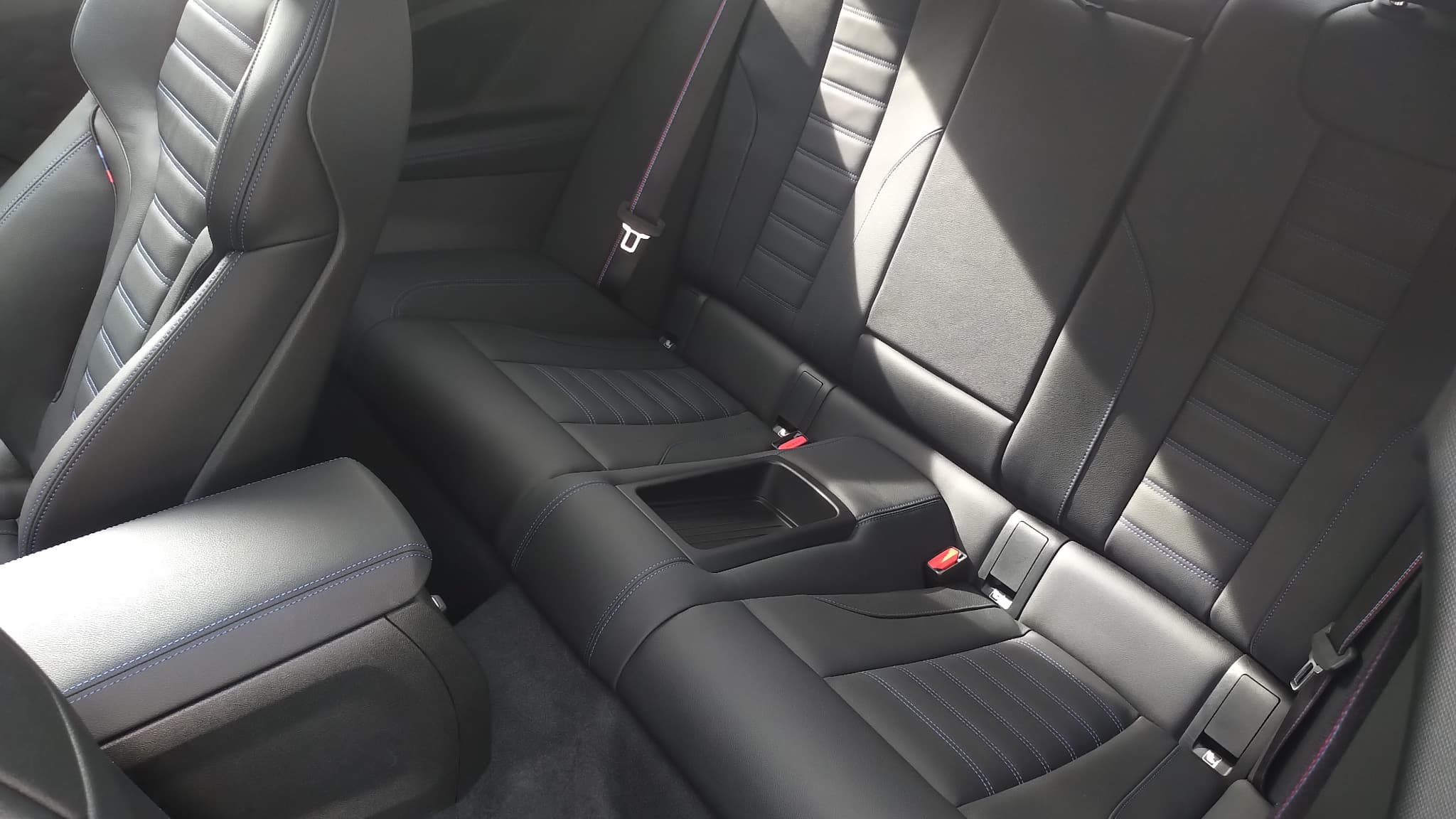 Des places arrière à l'accès un peu complexe. Des places arrière à l'accès un peu complexe.