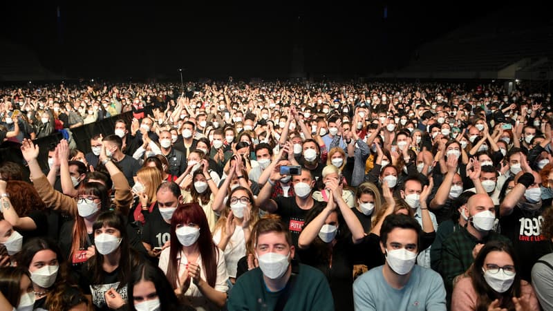 Des spectateurs assistant à un concert expérimental à Barcelone, le 27 mars (Photo d'illustration)