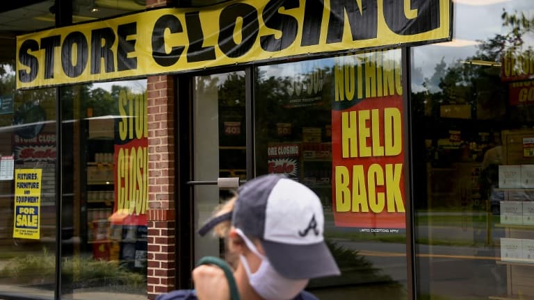 Une femme passe devant un magasin définitivement fermé à Arlington, Virginie (États-Unis) le 4 août 2020