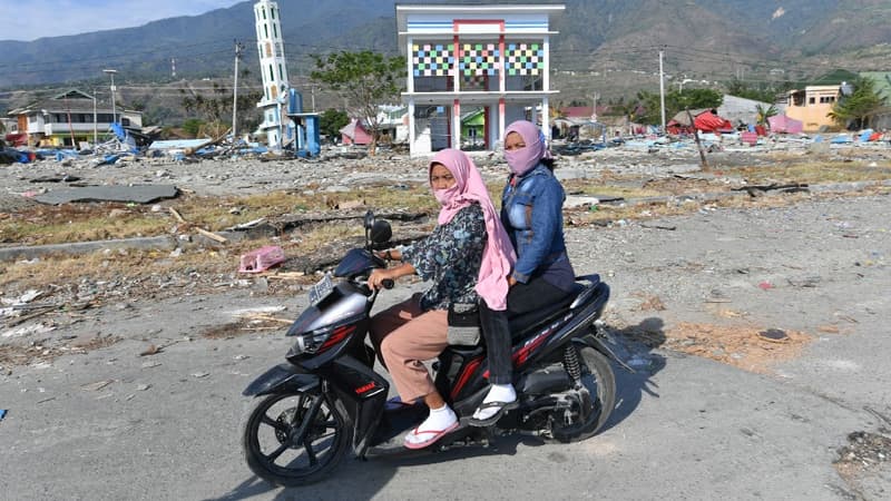Deux femmes sur une moto dans la ville de Palu, en Indonésie, le 5 octobre 2018, après le tsunami du 28 septembre 2018.