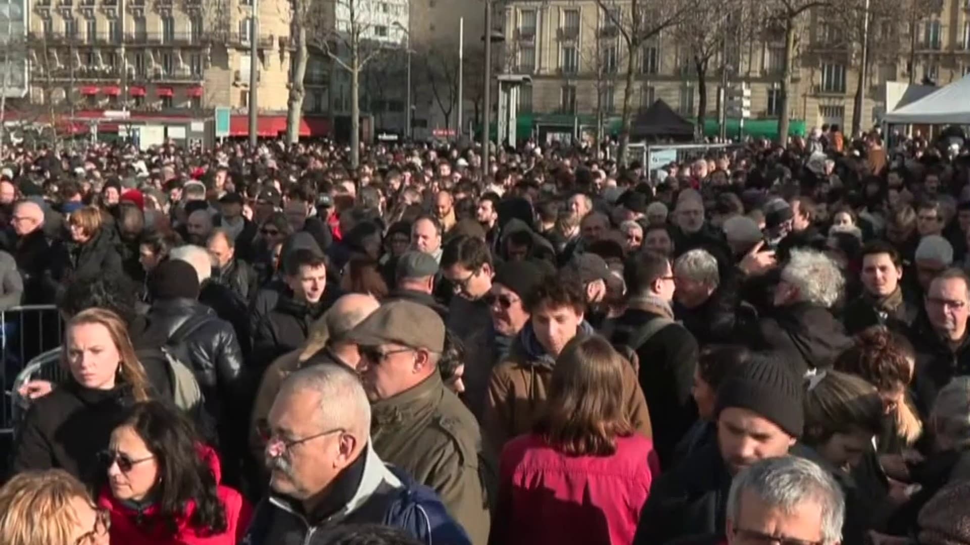 La foule amassée devant le Salon de l'agriculture dans l'attente de son ouverture, à Paris, le 24 février 2024 La foule amassée devant le Salon de l'agriculture dans l'attente de son ouverture, à Paris, le 24 février 2024