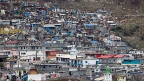 Cette photographie montre les dégâts sur l'habitat précaire du bidonville de Mamoudzou, agglomération de Kaweni, sur le territoire français de Mayotte, le 19 décembre 2024, suite au passage du cyclone Chido sur l'archipel.