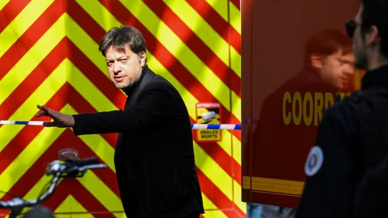 Le maire Benoît Payan rue Tivoli après l'effondrement d'un immeuble d'habitation, le 9 avril 2023 à Marseille