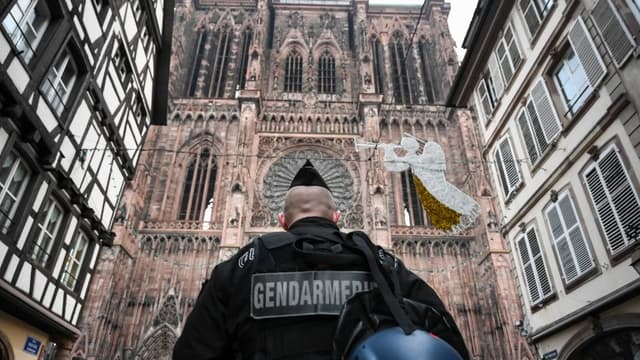 Un gendarme devant cathédrale Notre-Dame de Strasbourg