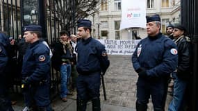 En écho à des sans-papiers en grève de la faim depuis deux mois à Lille, une trentaine de personnes ont manifesté jeudi en face du siège du Parti socialiste à Paris pour réclamer la régularisation de tous les sans-papiers installés en France et protester