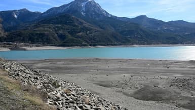 Le lac de Serre-Poncon, près d'Embrun dans les Hautes-Alpes, à un niveau très bas le 16 mars 2023 