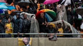 Les gens ont célébré de manière festive la mort de Nelson Mandela.