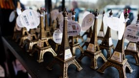 Des modèles miniatures de la tour Eiffel en vente dans une boutique officielle des JO 2024, le 15 décembre 2023 à Paris (photo d'illustration).
