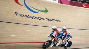 Corentin Ermenault et Alexandre Lloveras lors de la poursuite individuelle des Jeux paralympiques de Tokyo 2020 dans le vélodrome d'Izu au Japon le 25 août 2021.