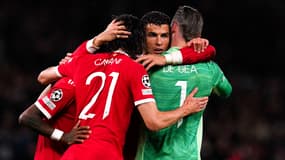 Cristiano Ronaldo dans les bras d'Edinson Cavani et David De Gea