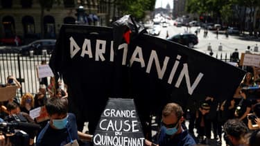Des féministes protestent contre la nomination de Gérald Darmanin et d'Éric Dupond-Moretti devant la Madeleine à Paris le 7 juillet 2020