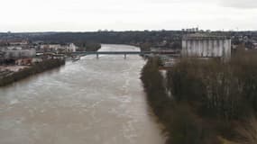 Un drone filme la crue de la Seine en amont de Paris