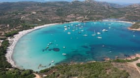 Vue de la Baie de la Rondinara en Corse. 