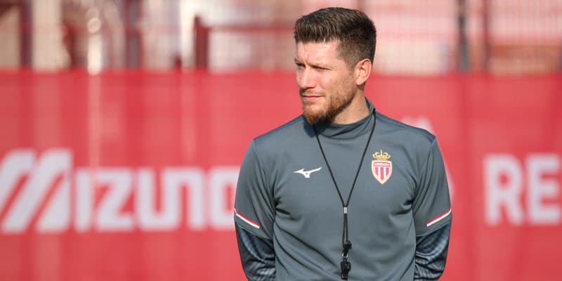 L'entraîneur belge Sébastien Pocognoli lors d'une séance d'entraînement de l'AS Monaco, 14 octobre 2025