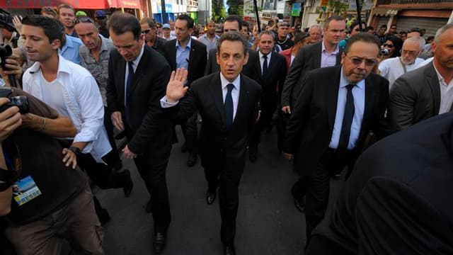 Nicolas Sarkozy a promis mercredi, lors d'un déplacement électoral à La Réunion, d'exonérer de charges sociales pendant trois années l'embauche de jeunes de moins de 25 ans par les entreprises des départements français d'Outre-mer (DOM). /Photo prise le 4