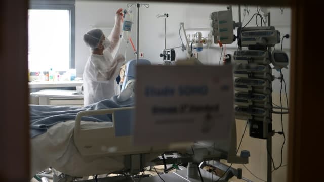 Un patient Covid-19 hospitalisé en réanimation à Saint-Pierre, à La Réunion, le 30 juillet 2021