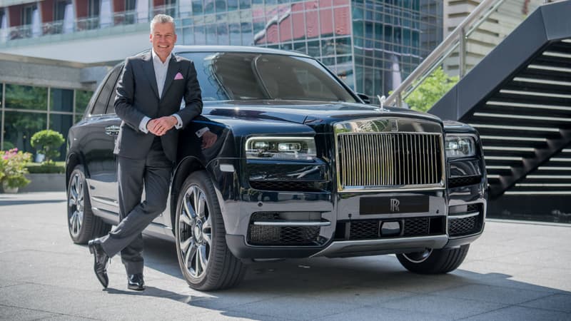 Le patron de Rolls-Royce, Torsten Müller-Ötvös, avec le Cullinan, premier SUV signé de la prestigieuse marque britannique.