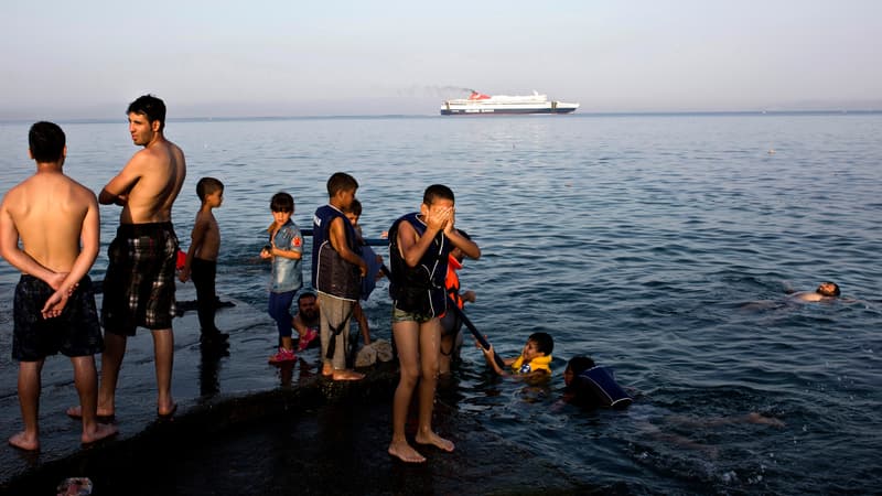 Des migrants à proximité du port de Lesbos (Grèce) le 6 septembre 2015